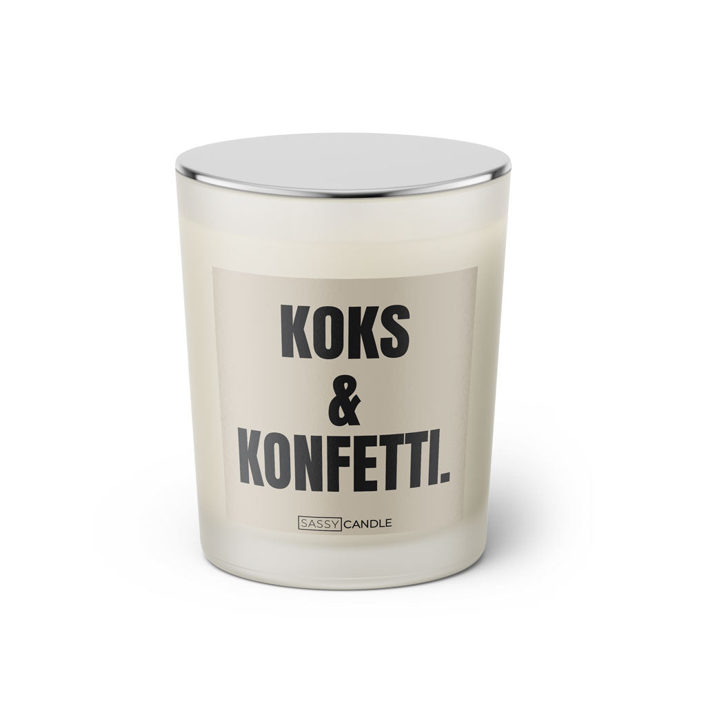 Duftkerze mit Spruch: Koks & Konfetti. Farbe beige und schwarz von Sassy Candle.