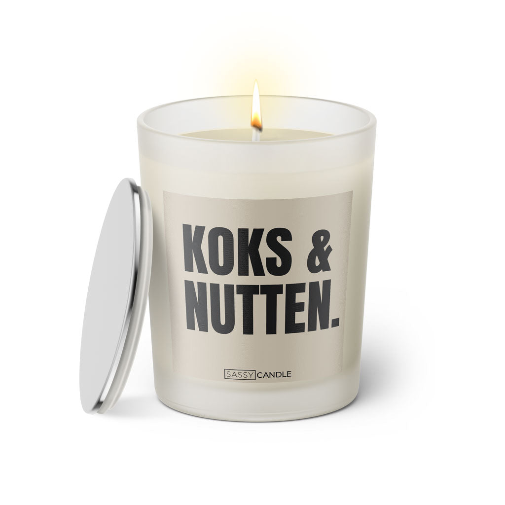 Duftkerze mit Spruch: Koks und Nutten. Farbe beige und schwarz von Sassy Candle.