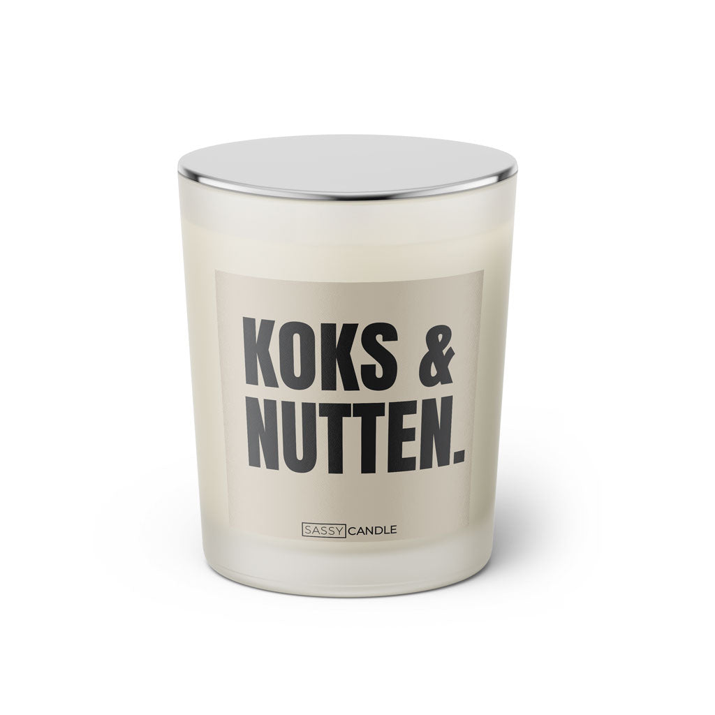 Duftkerze mit Spruch: Koks und Nutten. Farbe beige und schwarz von Sassy Candle.