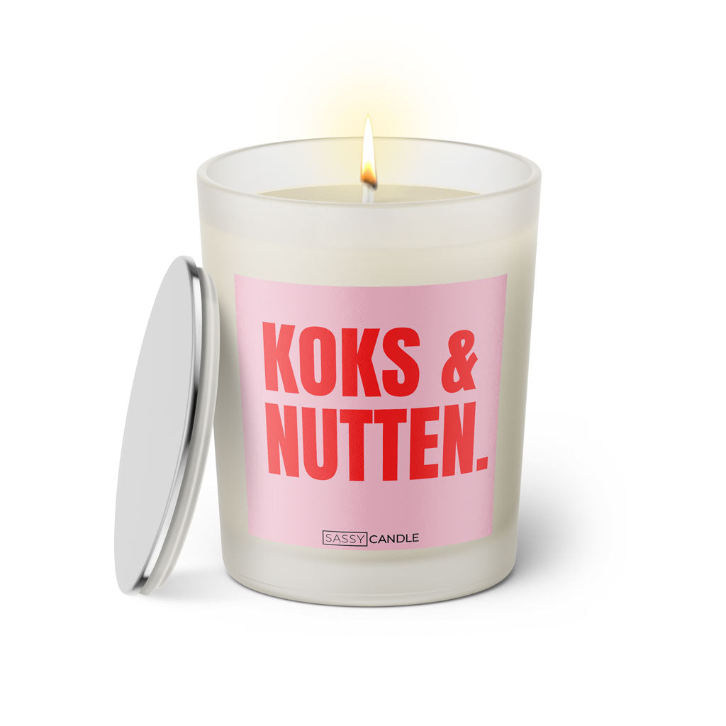 Duftkerze mit Spruch: Koks und Nutten. Farbe rosa und pink von Sassy Candle.