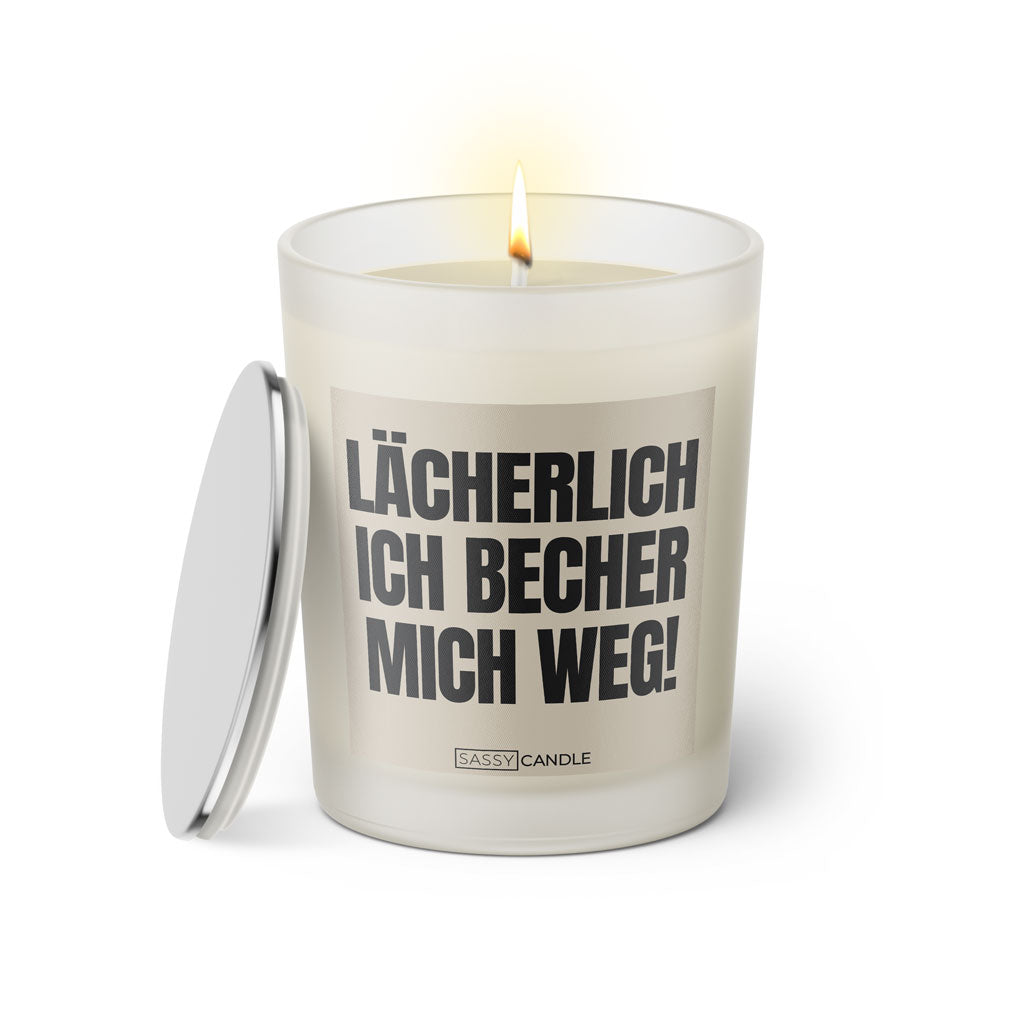 Duftkerze mit Spruch: Lächerlich ich becher mich weg. Farbe beige und schwarz von Sassy Candle.