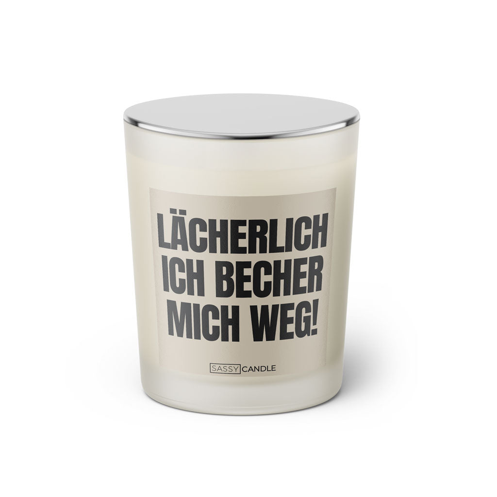 Duftkerze mit Spruch: Lächerlich ich becher mich weg. Farbe beige und schwarz von Sassy Candle.