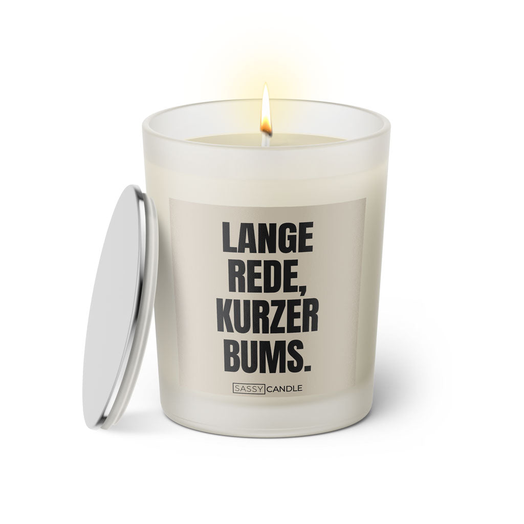 Duftkerze mit witzigem Spruch: Lange Rede, kurzer Bums. Farbe beige und schwarz mit silbernem Deckel von Sassy Candle.