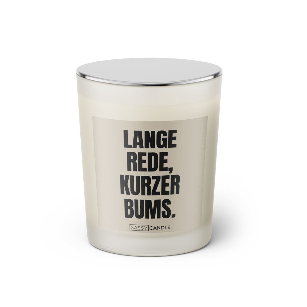 Duftkerze mit witzigem Spruch: Lange Rede, kurzer Bums. Farbe beige und schwarz mit silbernem Deckel von Sassy Candle.