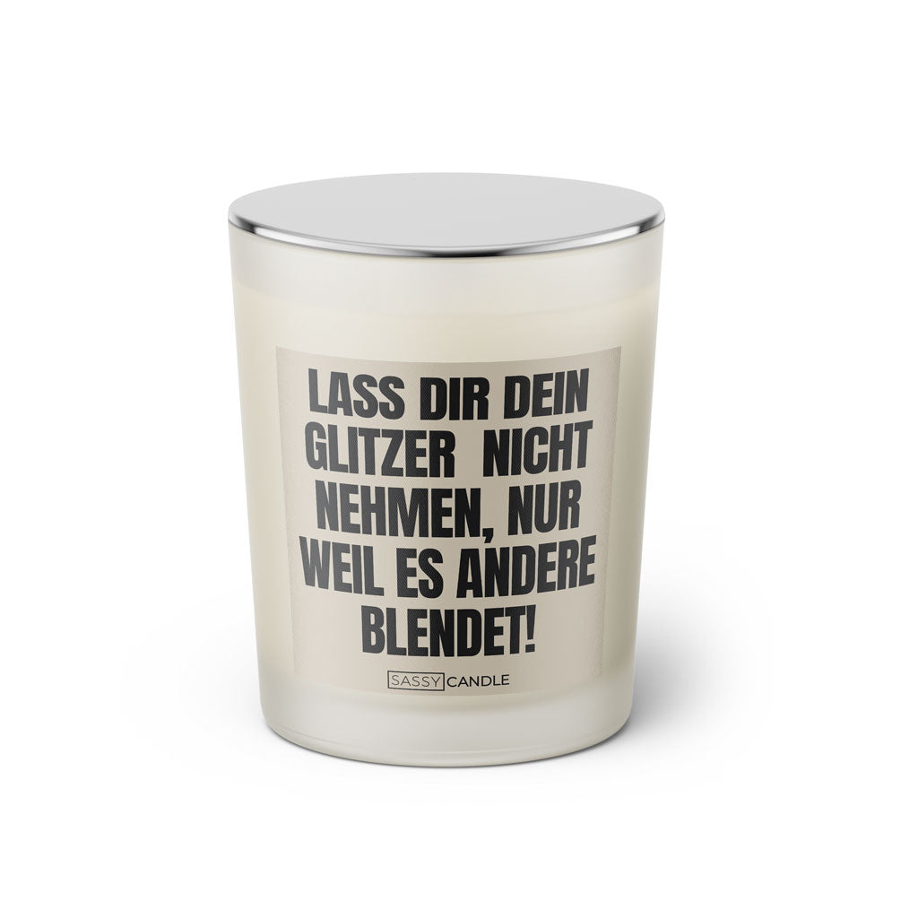 Duftkerze mit Spruch: Lass dir dein Glitzer nicht nehmen, nur weil es andere blendet! Farbe beige und schwarz von Sassy Candle.