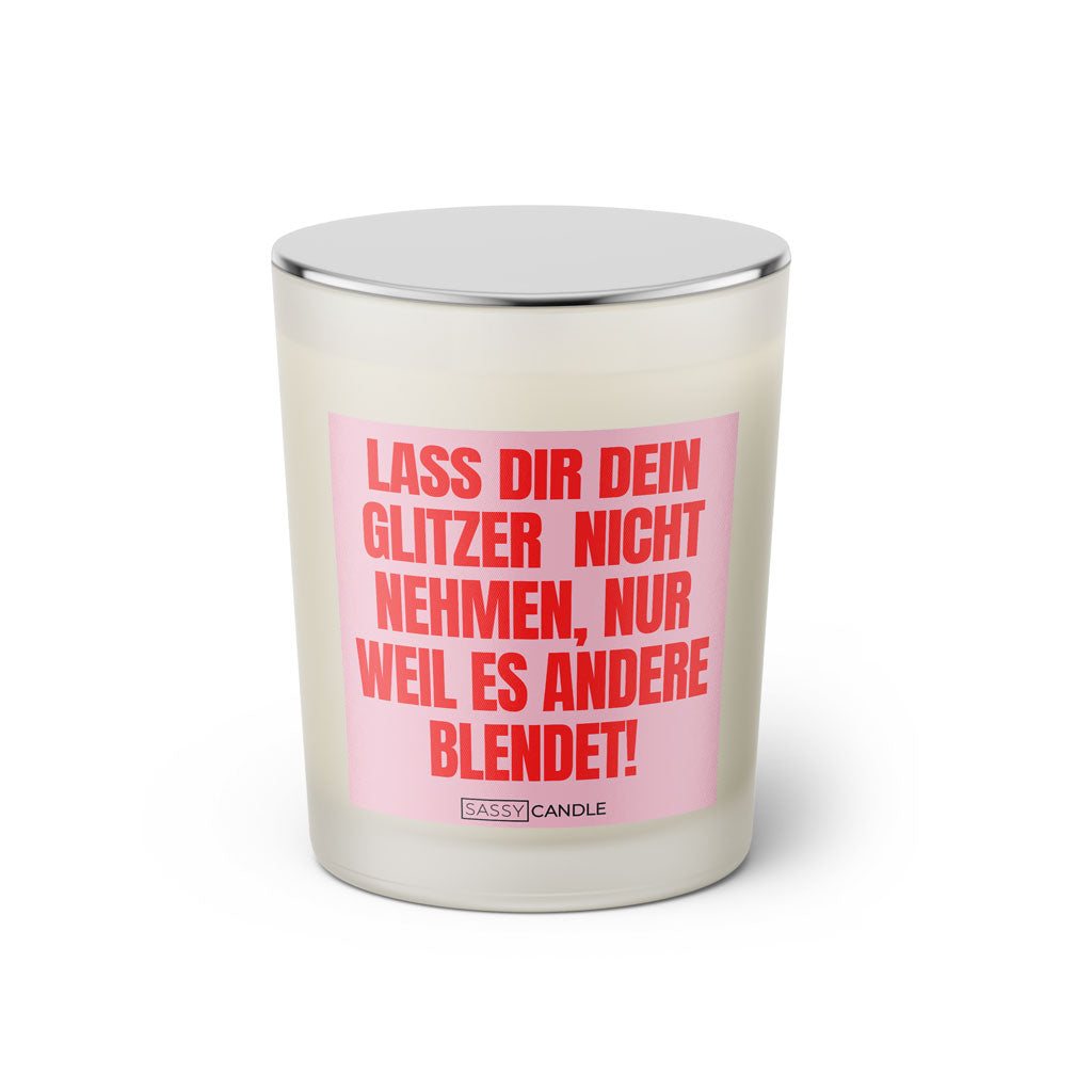Duftkerze mit Spruch: Lass dir dein Glitzer nicht nehmen, nur weil es andere blendet! Farbe rosa und pink von Sassy Candle.