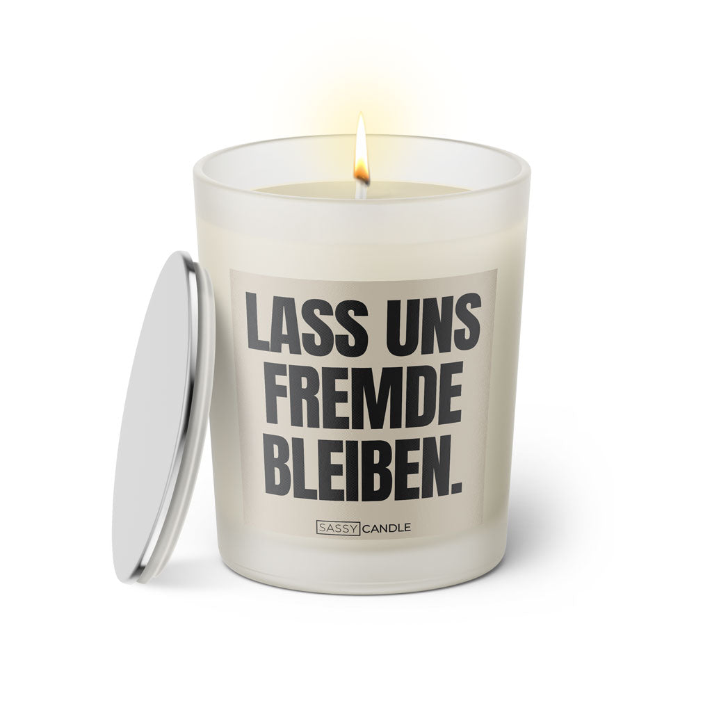 Duftkerze mit Spruch: Lass uns fremde bleiben. Farbe beige und schwarz von Sassy Candle.