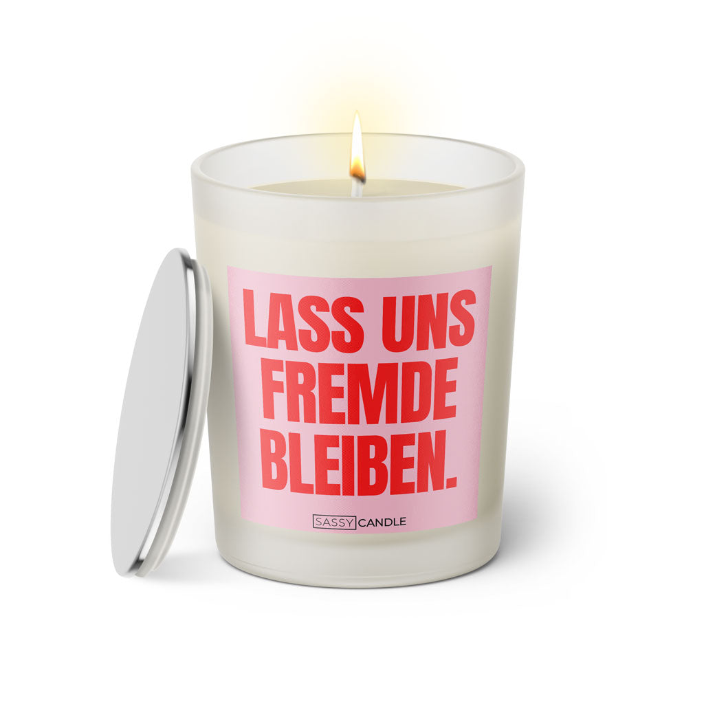Duftkerze mit Spruch: Lass uns fremde bleiben. Farbe rosa und pink von Sassy Candle.