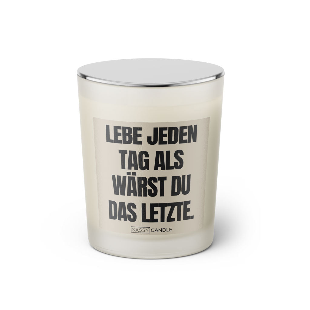 Duftkerze mit witzigem Spruch: Lebe jeden Tag als wärst du das letzte. Farbe beige und schwarz mit silbernem Deckel von Sassy Candle.