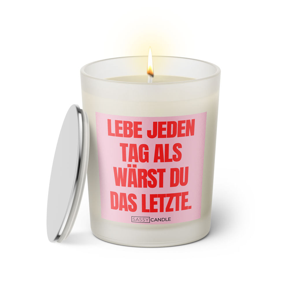 Duftkerze mit witzigen Spruch: Lebe jeden Tag als wärst du das Letzte. Farbe rosa und pink von Sassy Candle.