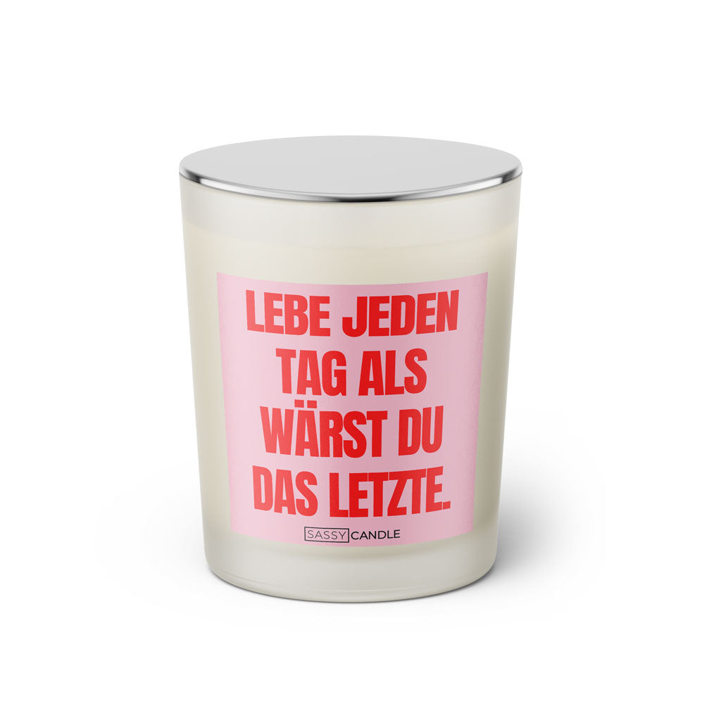 Duftkerze mit witzigen Spruch: Lebe jeden Tag als wärst du das Letzte. Farbe rosa und pink von Sassy Candle.