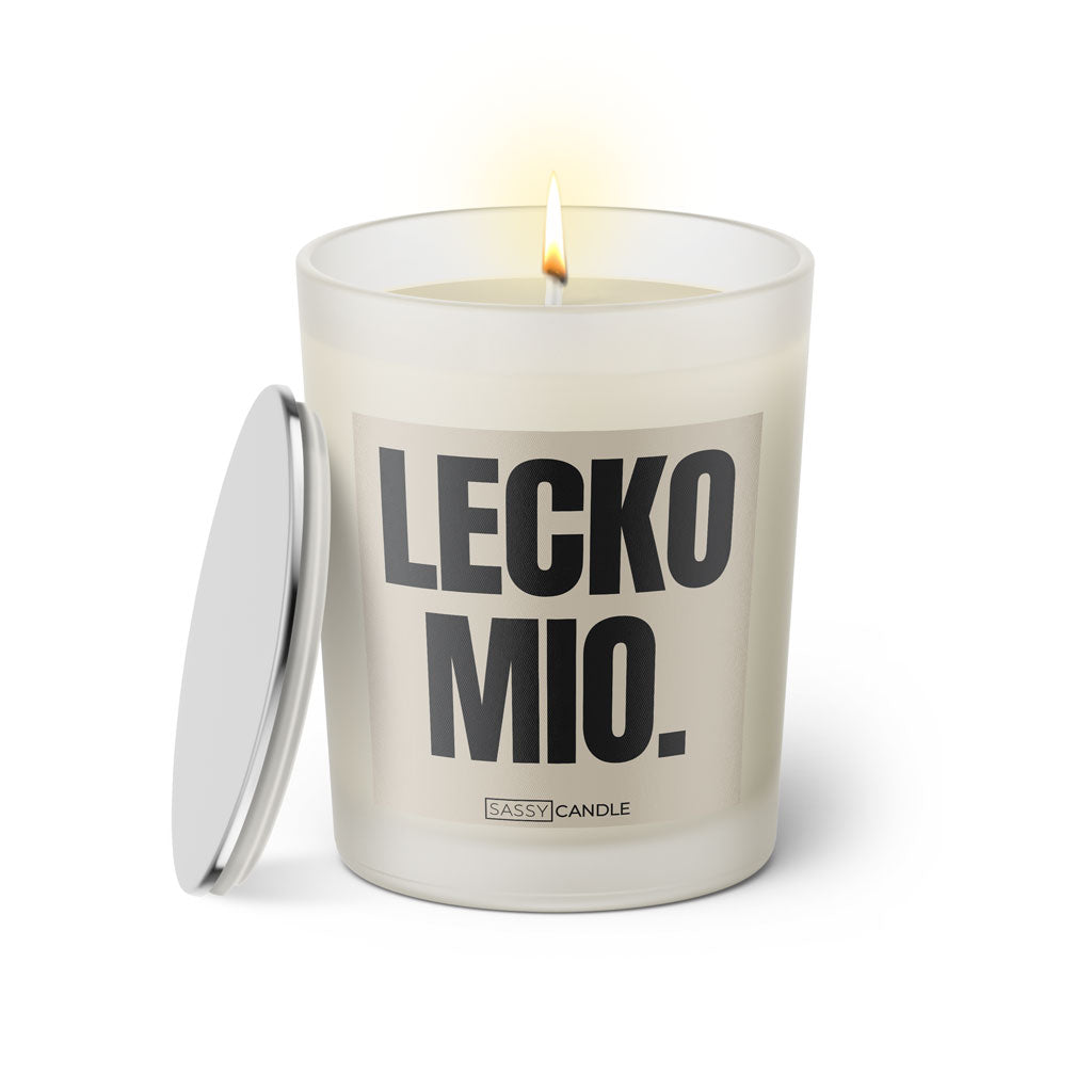 Duftkerze mit Spruch: LECKO MIO! Farbe beige und schwarz von Sassy Candle.