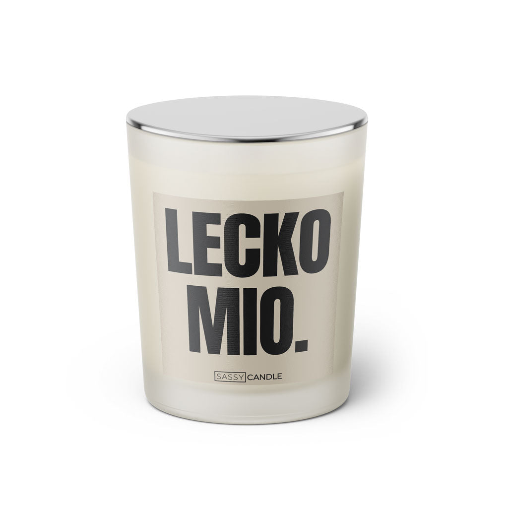 Duftkerze mit Spruch: LECKO MIO! Farbe beige und schwarz von Sassy Candle.