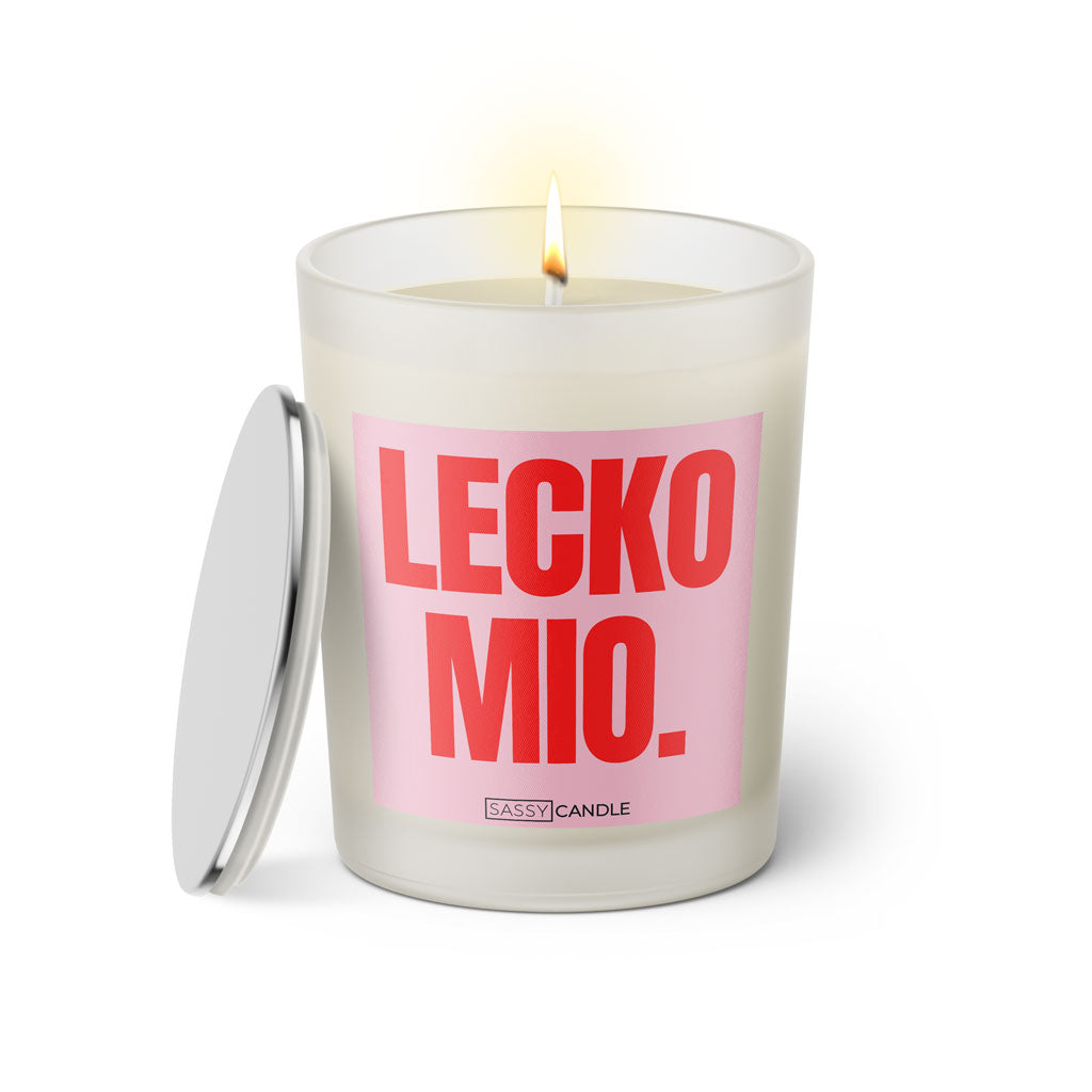 Duftkerze mit Spruch: LECKO MIO! Farbe rosa und pink von Sassy Candle.