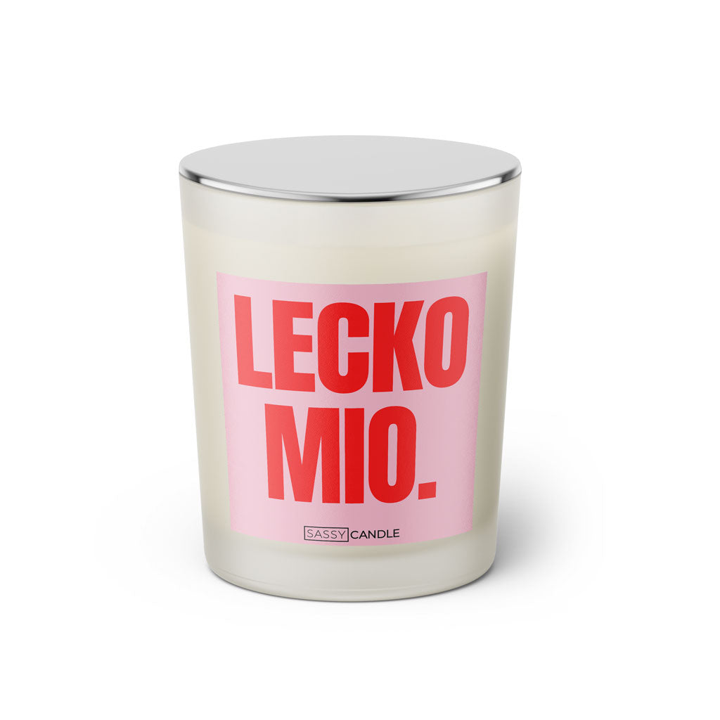 Duftkerze mit Spruch: LECKO MIO! Farbe rosa und pink von Sassy Candle.
