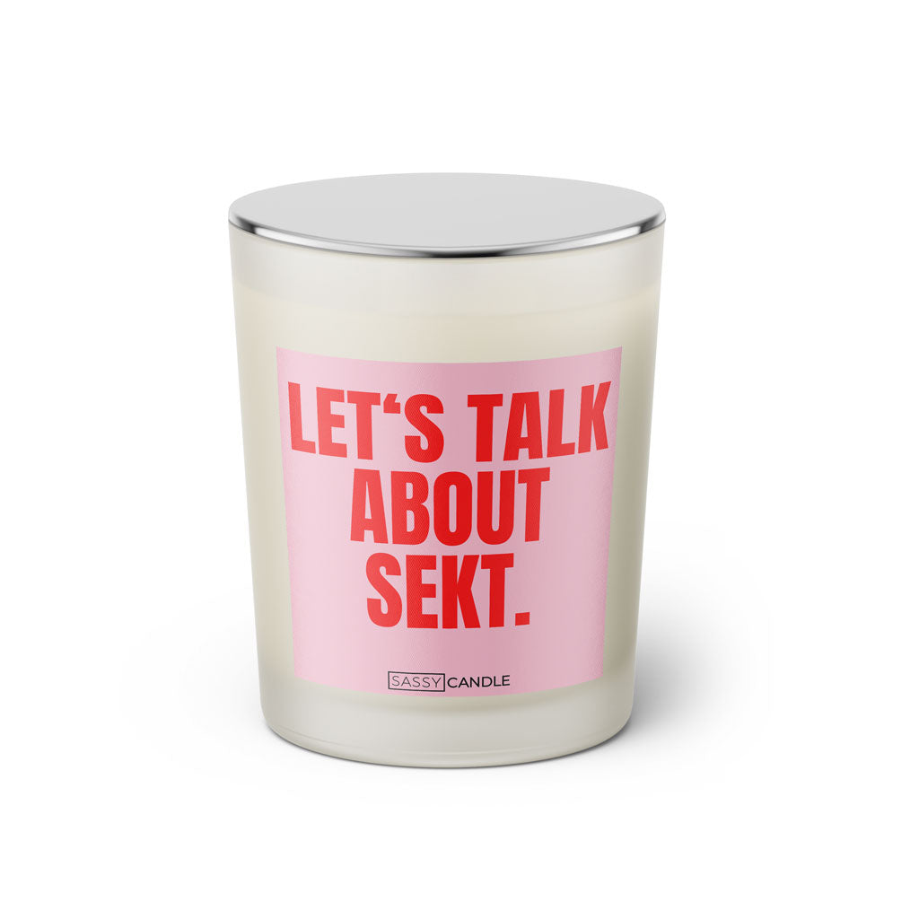 Duftkerze mit witzigem Spruch: Let’s talk about Sekt. Farbe rosa und pinke Schrift. Kerzenglas mit silbernem geschlossenem Deckel von SassyCandle.