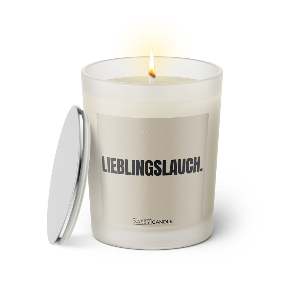Duftkerze mit witzigen Spruch: Lieblingslauch. Kerzenglas mit silbernen Deckel. Farbe beige und schwarz von Sassy Candle.