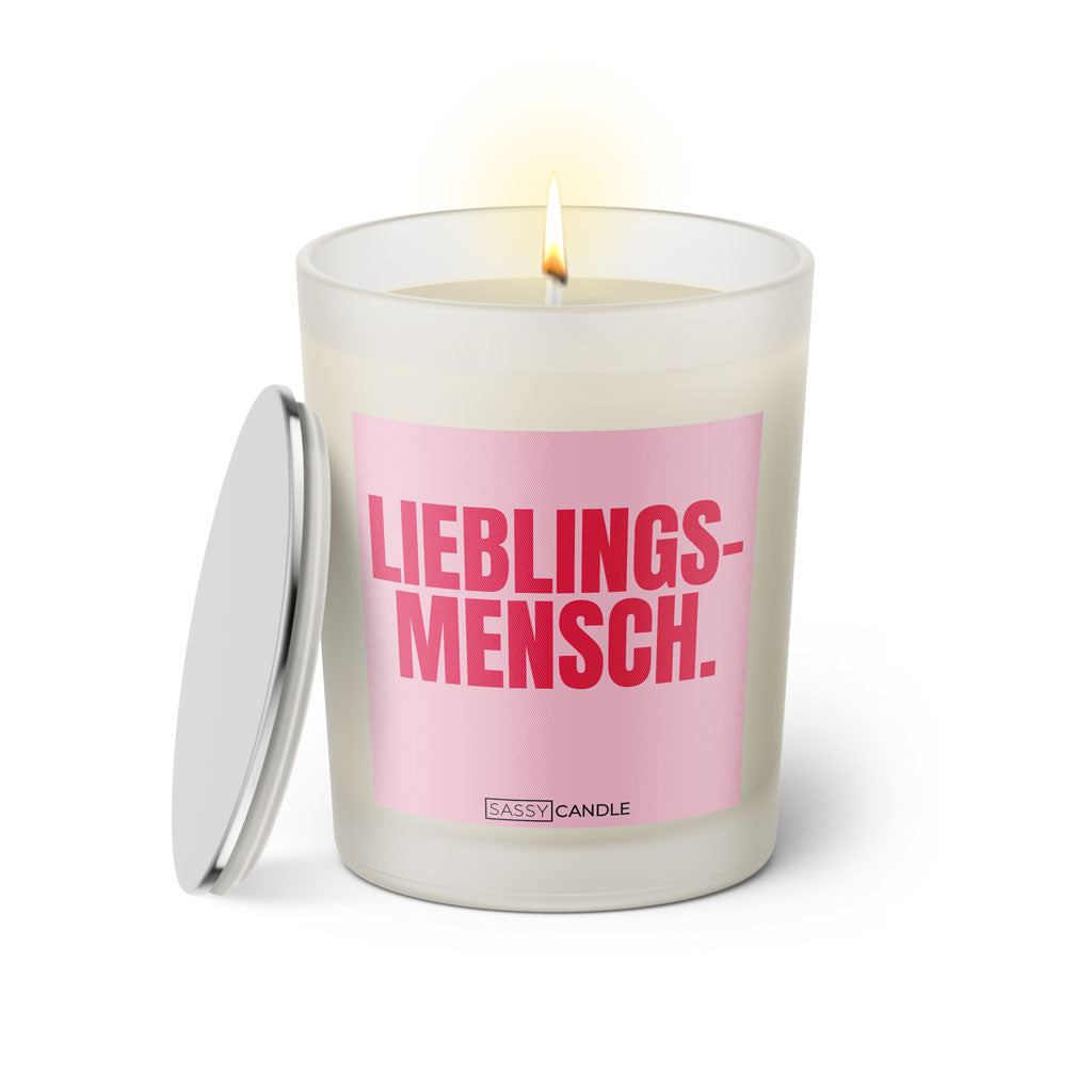 Duftkerze mit witzigem Spruch: Lieblingsmensch. Farbe rosa und pinke Schrift. Kerzenglas mit silbernem Deckel von SassyCandle.