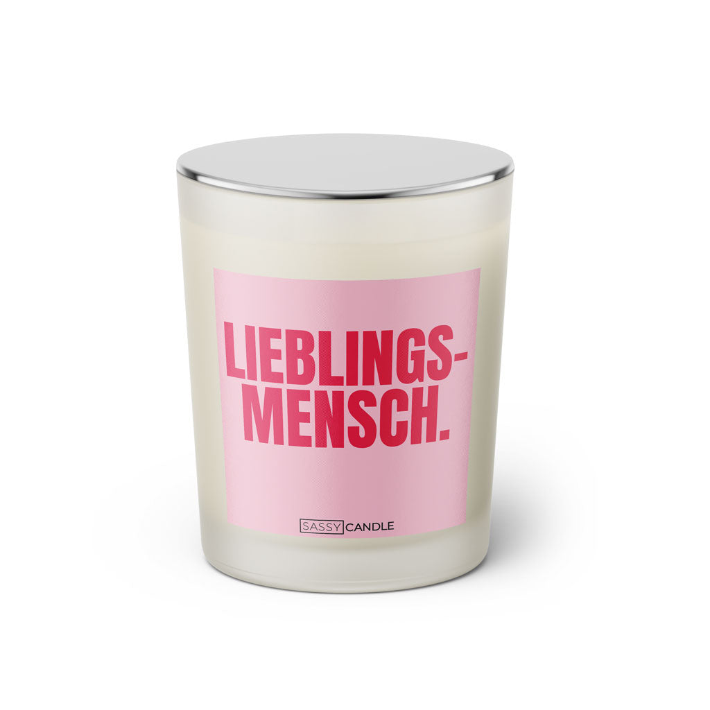 Duftkerze mit witzigem Spruch: Lieblingsmensch. Farbe rosa und pinke Schrift. Kerzenglas mit silbernem geschlossenem Deckel von SassyCandle.