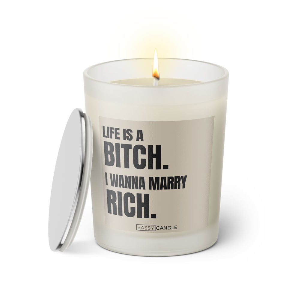 Duftkerze mit witzigen Spruch: Life is a Bitch. I wanna marry Rich. Kerzenglas mit silbernen Deckel von Sassy Candle. Farbe beige und schwarz.