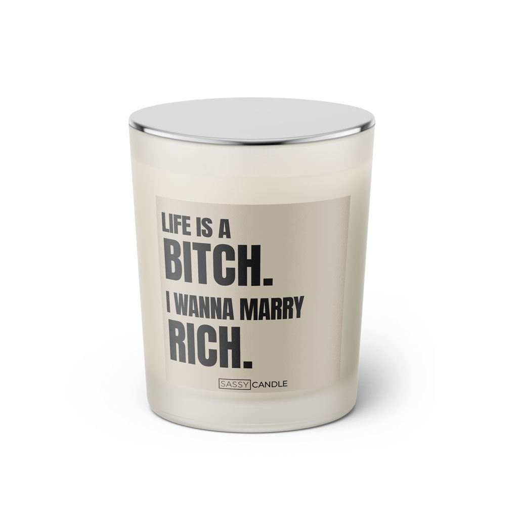 Duftkerze mit witzigen Spruch: Life is a Bitch. I wanna marry Rich. Kerzenglas mit silbernen Deckel von Sassy Candle. Farbe beige und schwarz.