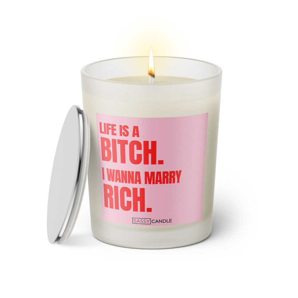 Duftkerze mit witzigen Spruch: Life is a Bitch. I wanna marry Rich. Kerzenglas mit silbernen Deckel von Sassy Candle. Farbe rosa und pink.
