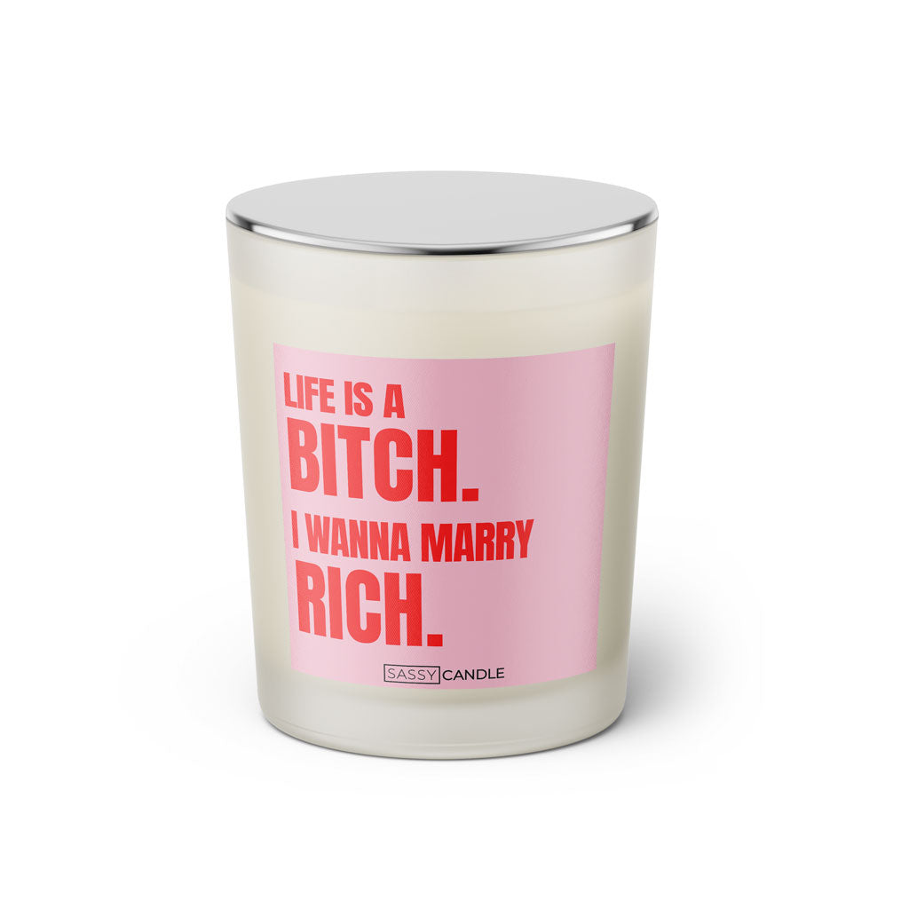 Duftkerze mit witzigen Spruch: Life is a Bitch. I wanna marry Rich. Kerzenglas mit silbernen Deckel von Sassy Candle. Farbe rosa und pink.