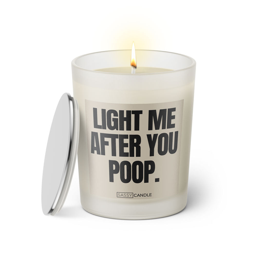 Duftkerze mit witzigen Spruch: Light me after you poop. Farbe beige und schwarz von Sassy Candle.