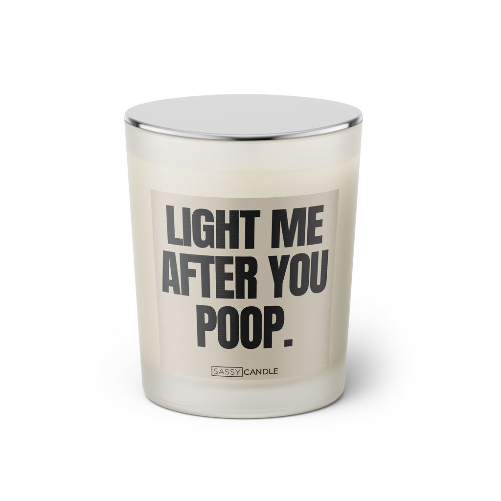 Duftkerze mit witzigen Spruch: Light me after you poop. Farbe beige und schwarz von Sassy Candle.
