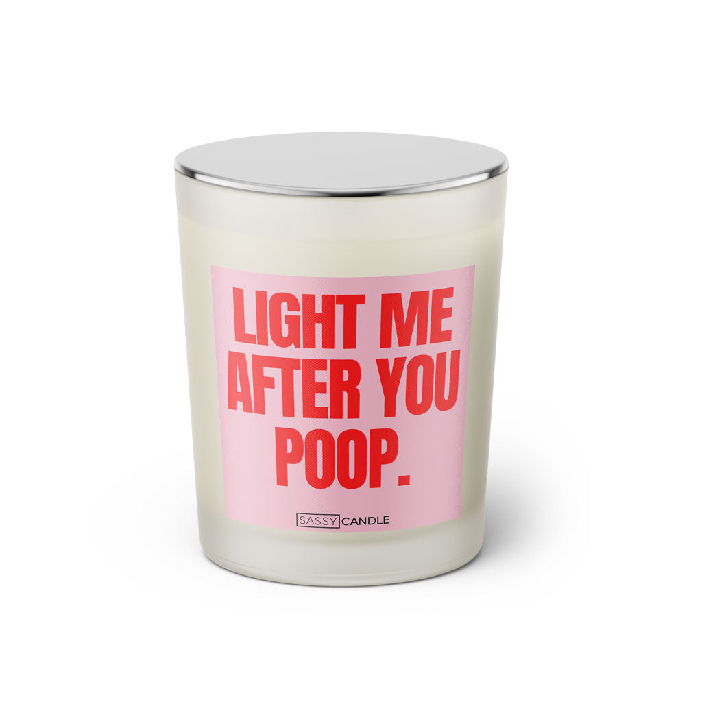 Duftkerze mit witzigen Spruch: Light me after you poop. Farbe rosa und pink von Sassy Candle.