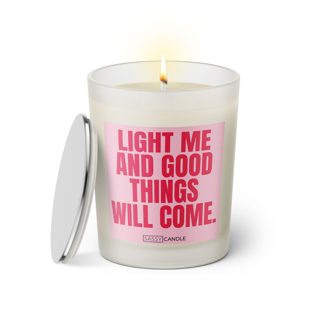 Duftkerze mit witzigem Spruch: Light me and good things will come. Farbe rosa und pinke Schrift. Kerzenglas mit silbernem Deckel von SassyCandle.