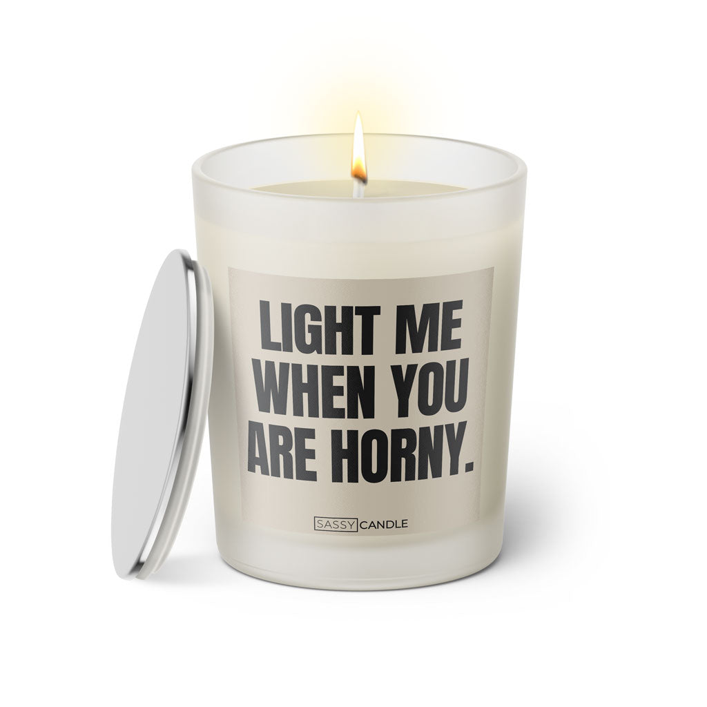 Duftkerze mit witzigen Spruch: Light me when you are horny. Farbe beige und schwarz von Sassy Candle.