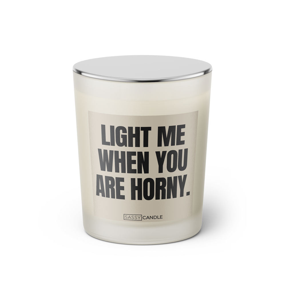 Duftkerze mit witzigen Spruch: Light me when you are horny. Farbe beige und schwarz von Sassy Candle.