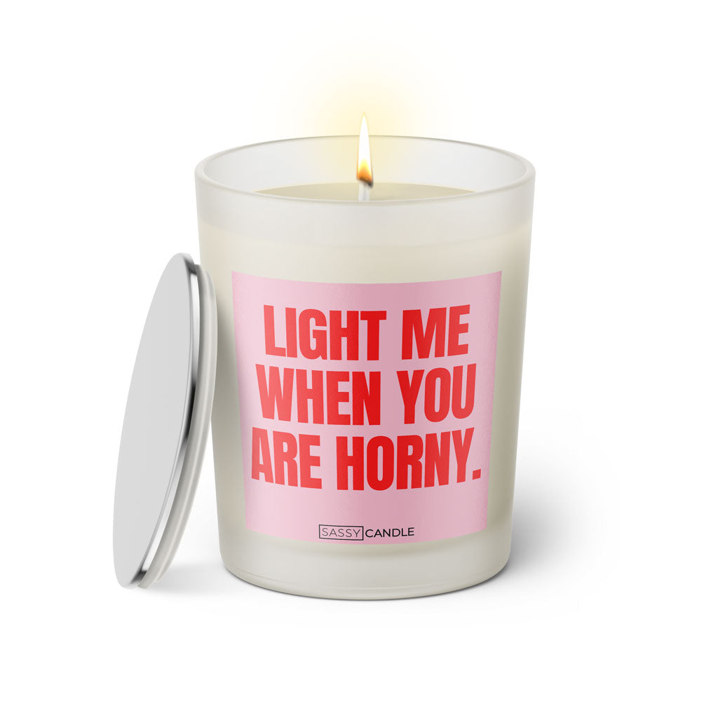 Duftkerze mit witzigen Spruch: Light me when you are horny. Farbe rosa und pink von Sassy Candle.