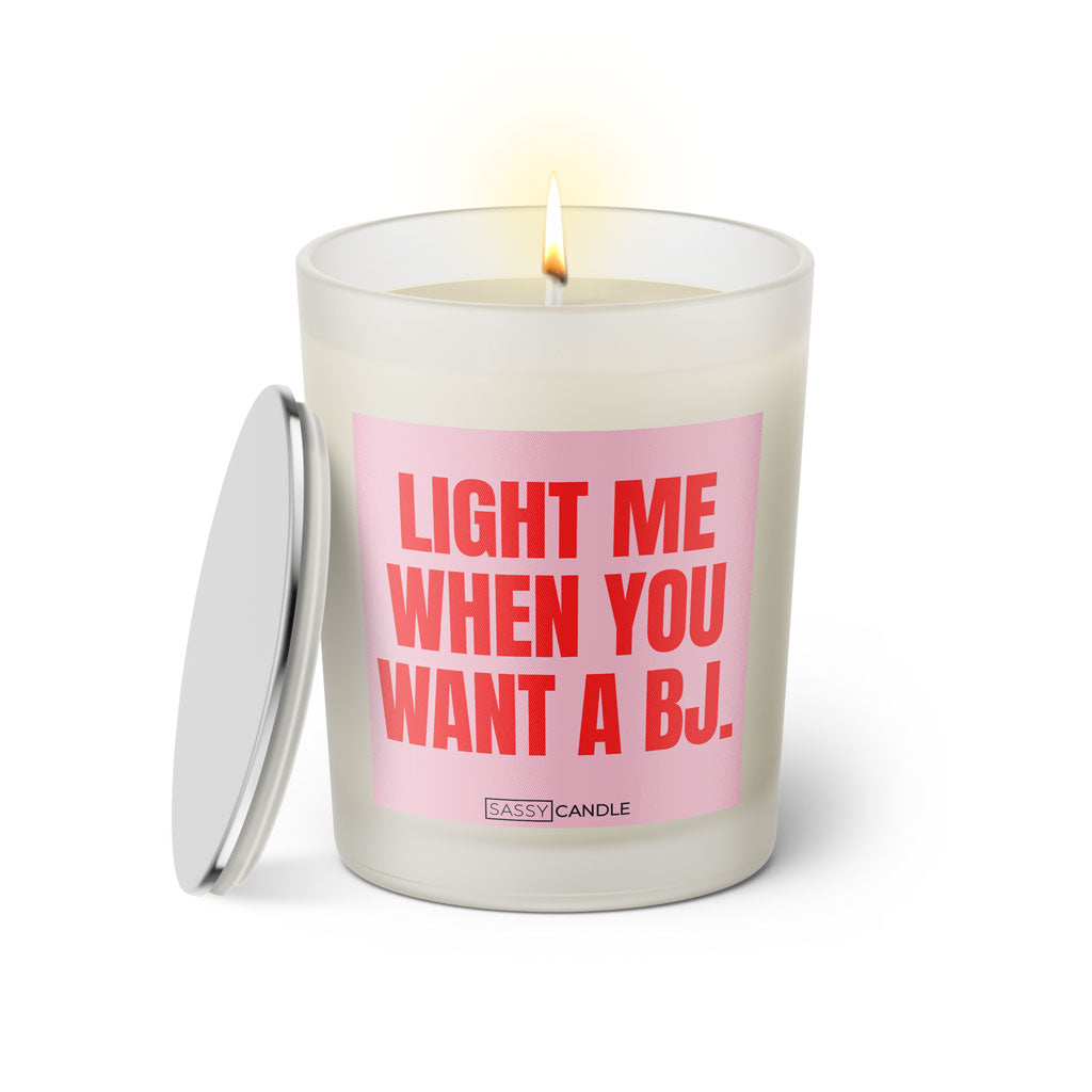 Duftkerze mit witzigem Spruch: Light me when you want a BJ. Farbe rosa und pink Schrift. Kerzenglas mit silbernem Deckel von SassyCandle.