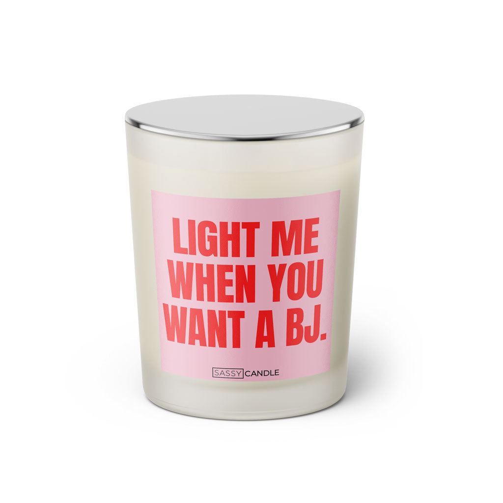 Duftkerze mit witzigem Spruch: Light me when you want a BJ. Farbe rosa und pink Schrift. Kerzenglas mit silbernem Deckel von SassyCandle.