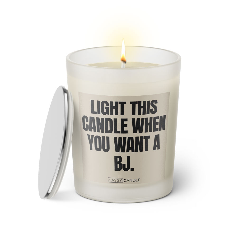 Duftkerze mit witzigen Spruch: Light this candle when you want a BJ. Farbe beige und schwarz von Sassy Candle.