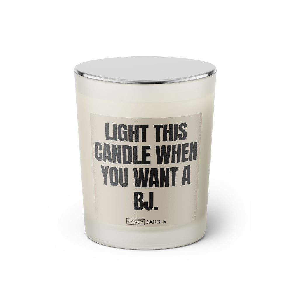 Duftkerze mit witzigen Spruch: Light this candle when you want a BJ. Farbe beige und schwarz von Sassy Candle.