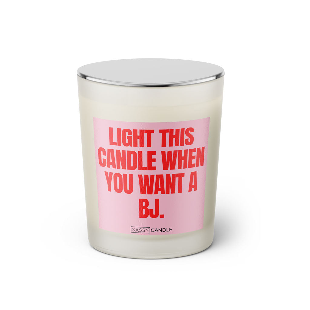 Duftkerze mit witzigen Spruch: Light this candle when you want a BJ. Farbe rosa und pink von Sassy Candle.