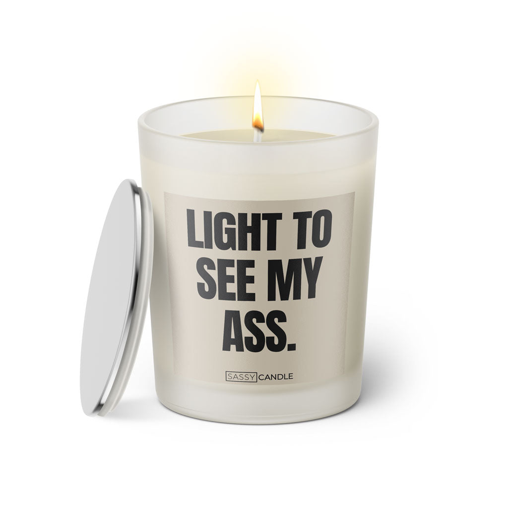 Duftkerze mit witzigen Spruch: Light to see my ass. Farbe beige und schwarz von Sassy Candle.