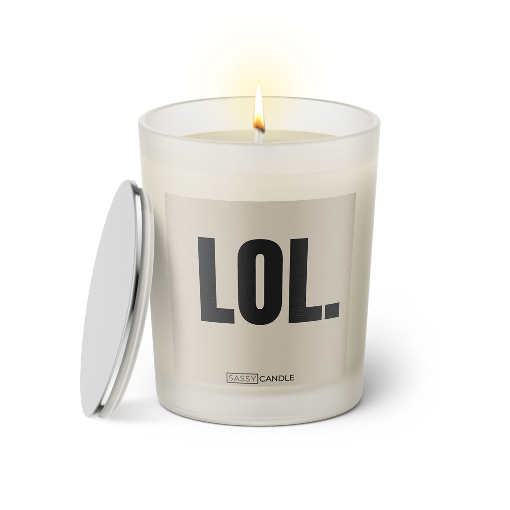 Duftkerze mit Spruch: LOL. Farbe beige und schwarz von Sassy Candle.