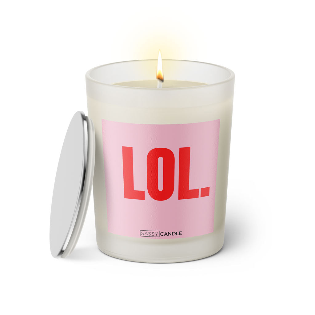 Duftkerze mit Spruch: LOL. Farbe rosa und pink von Sassy Candle.