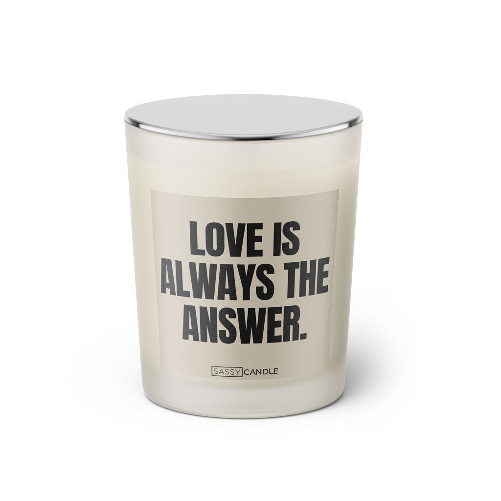 Duftkerze mit Spruch: Love is always the answer. Farbe beige und schwarz von Sassy Candle.