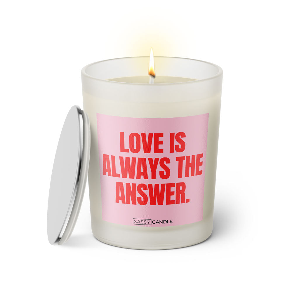 Duftkerze mit Spruch: Love is always the answer. Farbe rosa und pink von Sassy Candle.