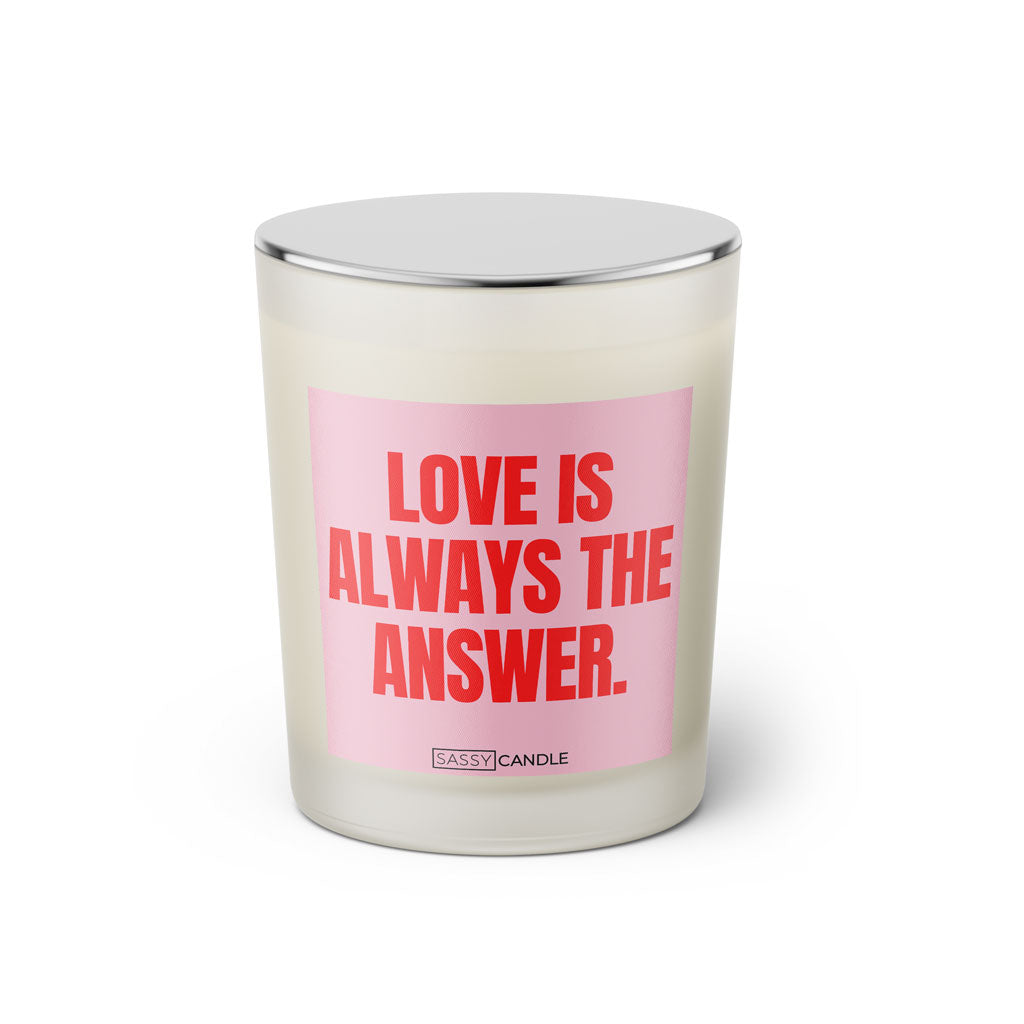 Duftkerze mit Spruch: Love is always the answer. Farbe rosa und pink von Sassy Candle.
