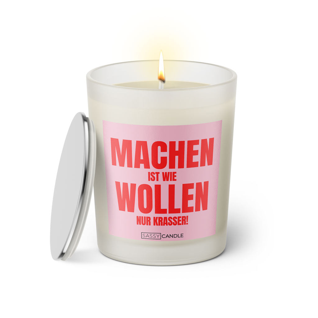 Duftkerze mit witzigen Spruch: Machen ist wie wollen, nur krasser! Kerzenglas mit silbernen Deckel von Sassy Candle. Farbe rosa und pink.