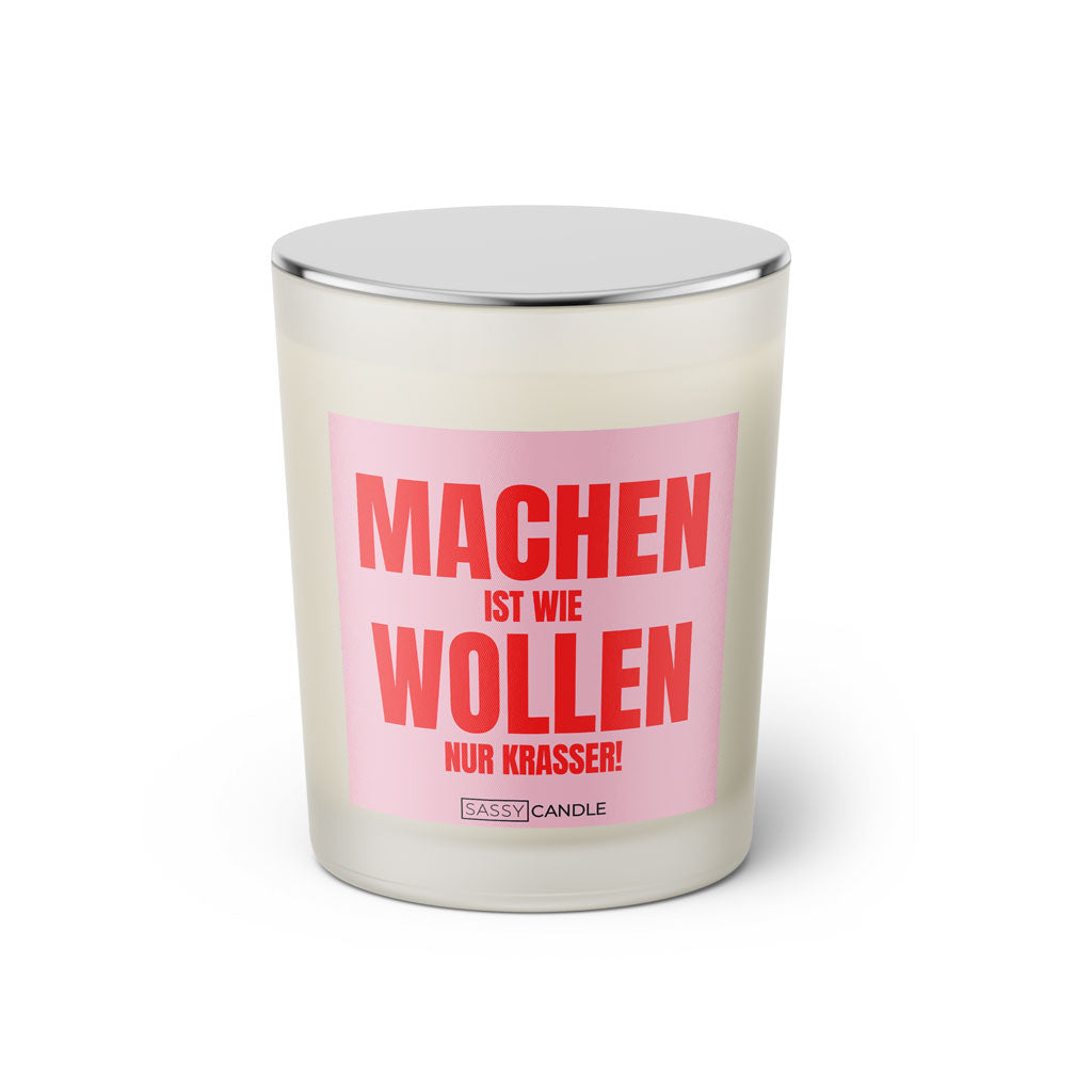 Duftkerze mit witzigen Spruch: Machen ist wie wollen, nur krasser! Kerzenglas mit silbernen Deckel von Sassy Candle. Farbe rosa und pink.