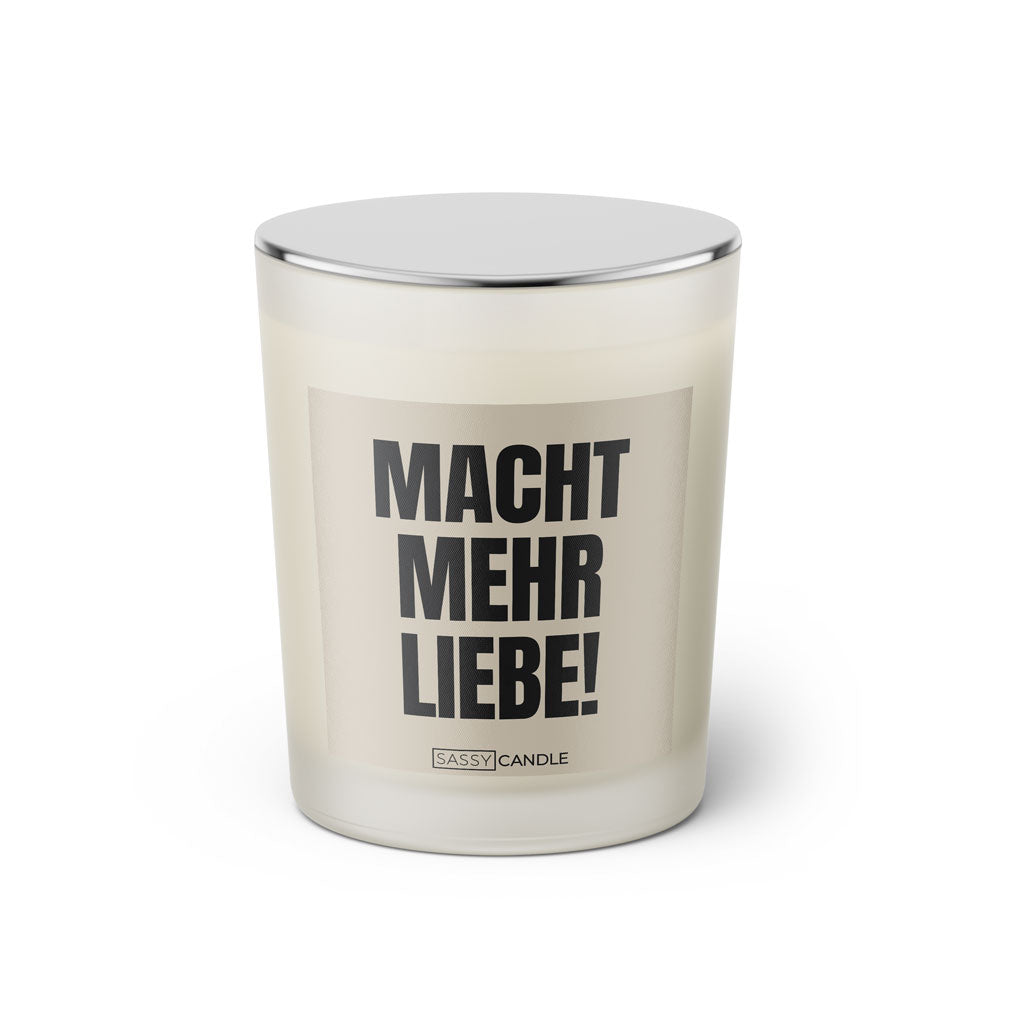 Duftkerze mit Spruch: Macht mehr Liebe! Farbe beige und schwarz von Sassy Candle.