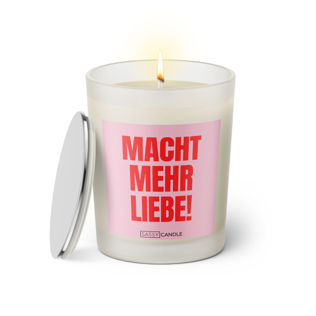 Duftkerze mit Spruch: Macht mehr Liebe! Farbe rosa und pink von Sassy Candle.