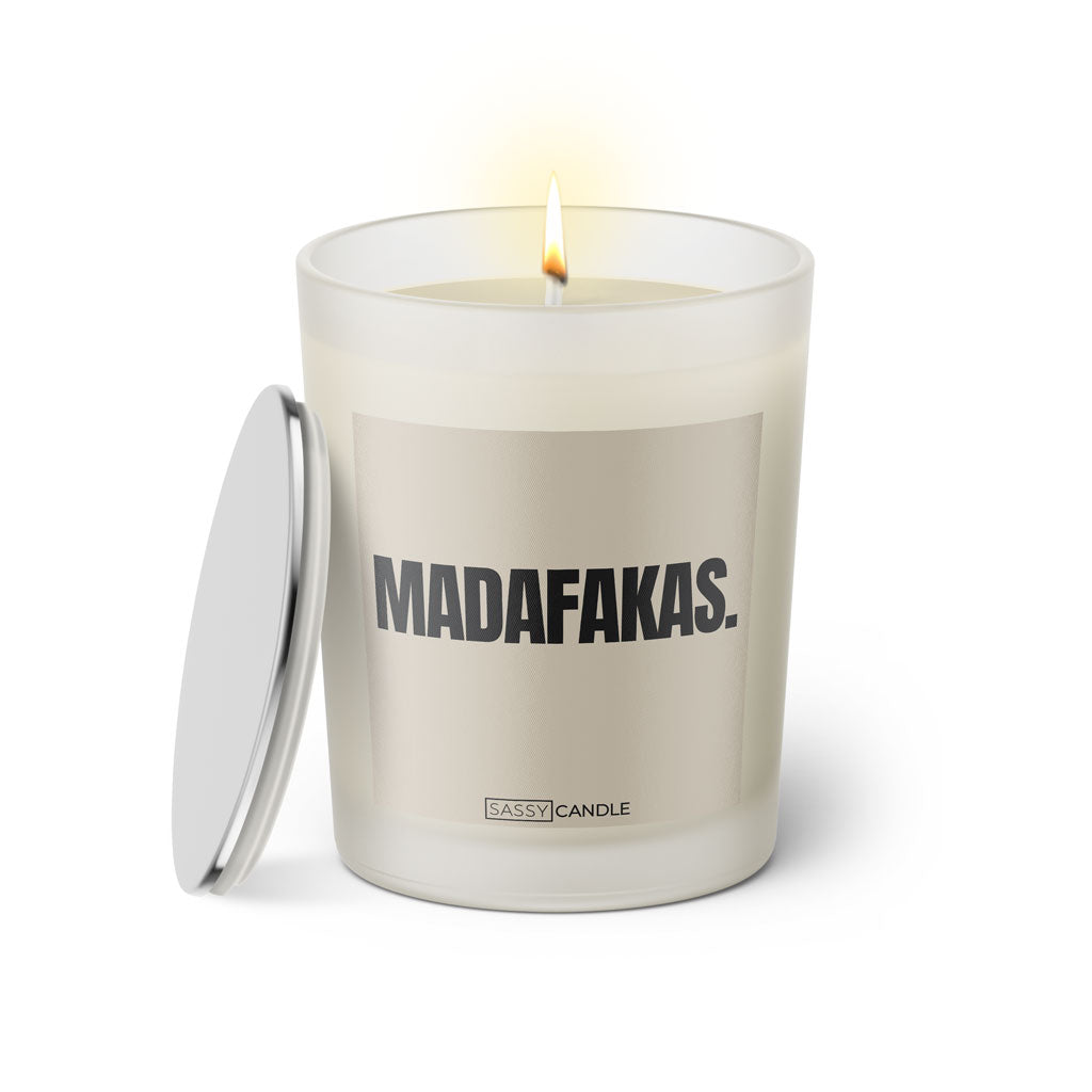 Duftkerze mit Spruch: Madafakas. Farbe beige und schwarz von Sassy Candle.